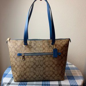 Coach Gallery Tote in Signature Canvas
